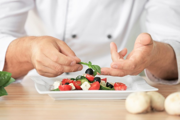 Kucharz przygotowujący potrawę